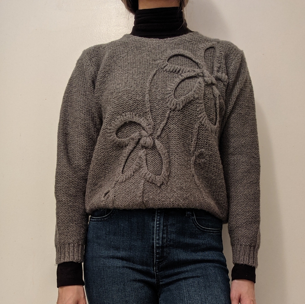 VINTAGE NWOT GREY FLOWER SWEATER